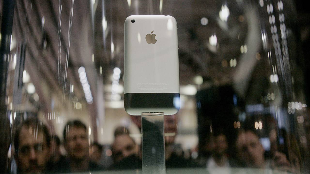        iPhone  13  