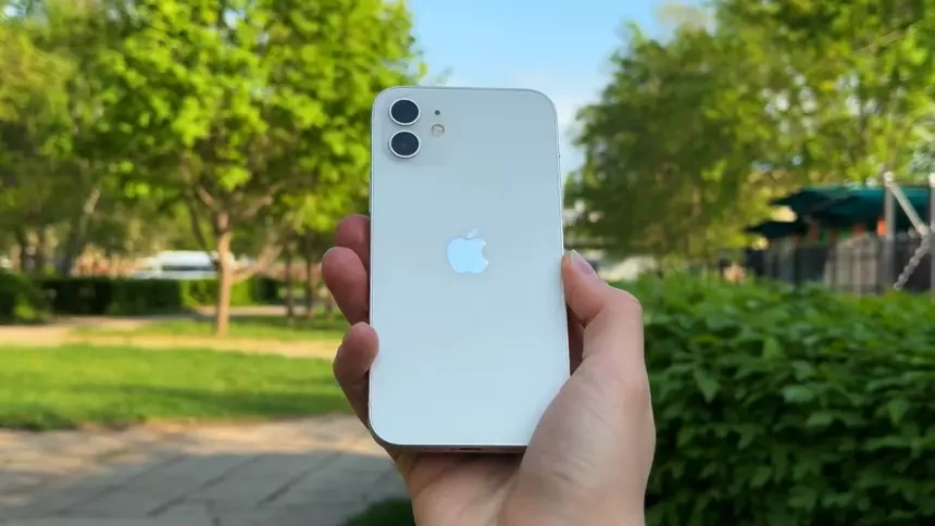 Обзорщик испытал iPhone 12 в 2025 г. и поделился впечатлениями