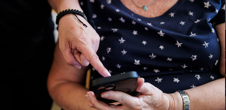 НИУ ВШЭ: 70% пожилых людей в России пользуются смартфонами