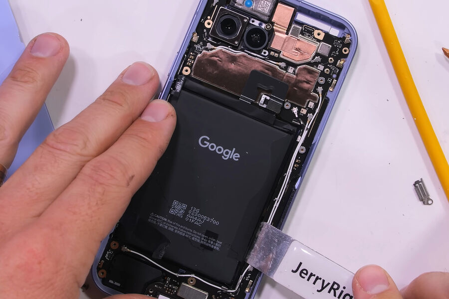 Бюджетный смартфон Google Pixel 9a испытали ножом и огнем