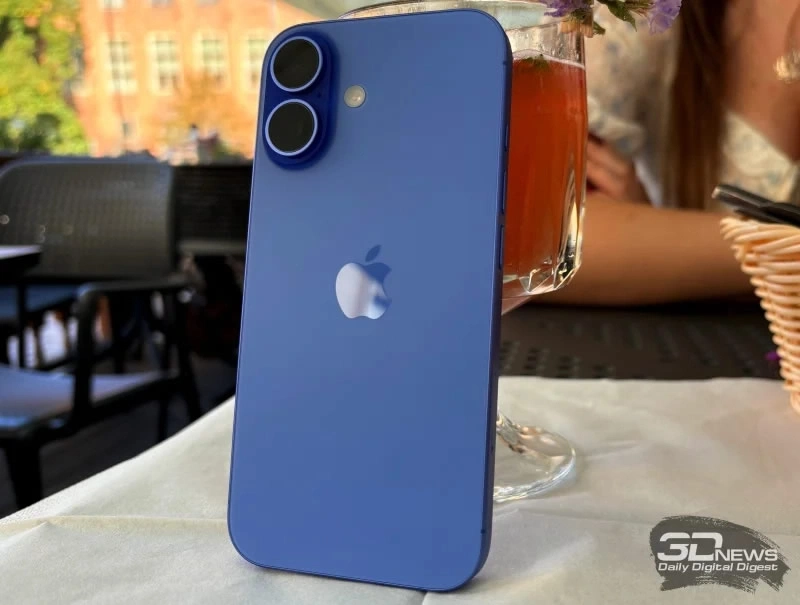 iPhone 16          2025 