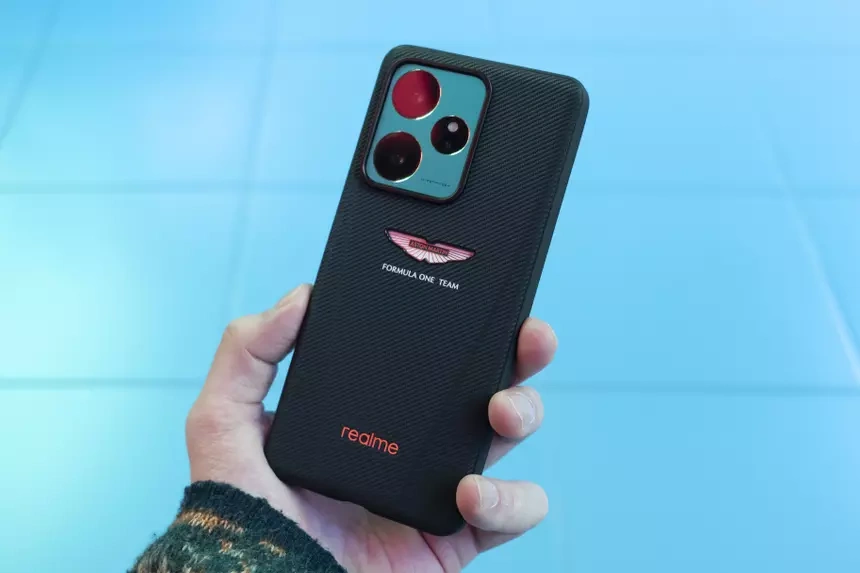 Дизайн и компплектацию realme GT 7 Dream Edition, созданного с Aston Martin, показали в РФ до анонса