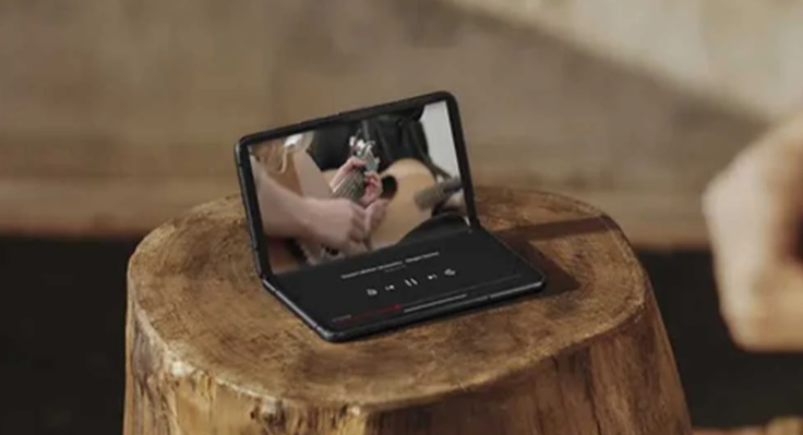 Samsung представила концепт складного смартфона в виде паспорта