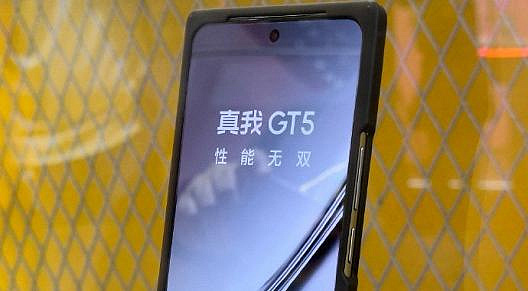   Realme GT5